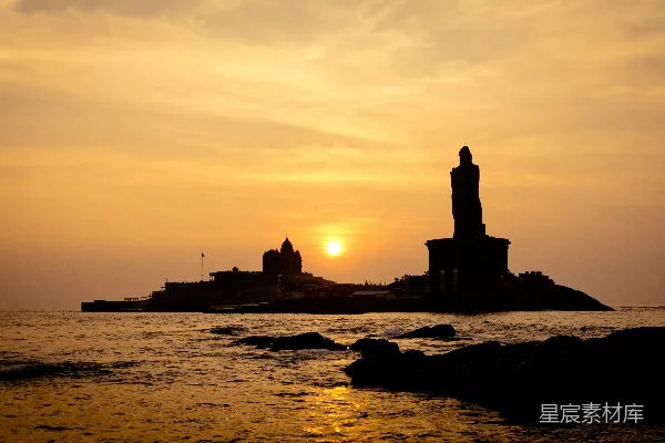 高清摄影 夕阳下建筑轮廓附近的岩石结构旁的景象