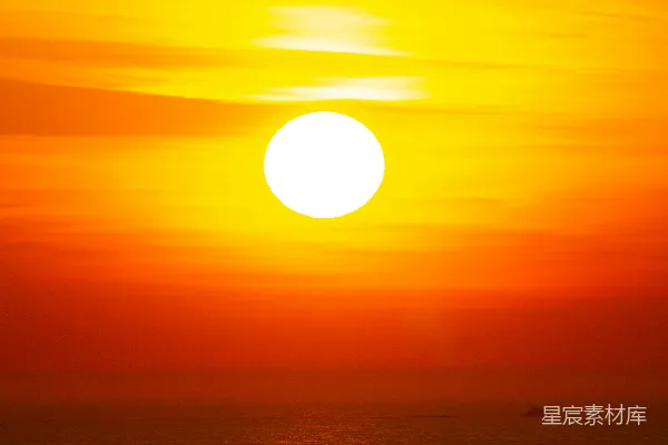 高清摄影 明亮的太阳 Setting 在 深沉的大 海水面 上方