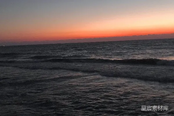 高清摄影 夕阳西下，海面波澜不惊。
