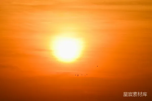 高清摄影 夕阳西下，映照着海面。