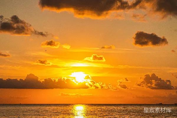 高清摄影 阴天里太阳正在海平面上落下。