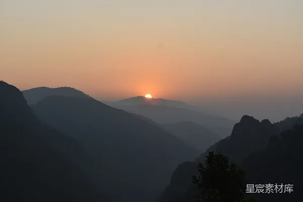 高清摄影 远处的山峦正落下夕阳