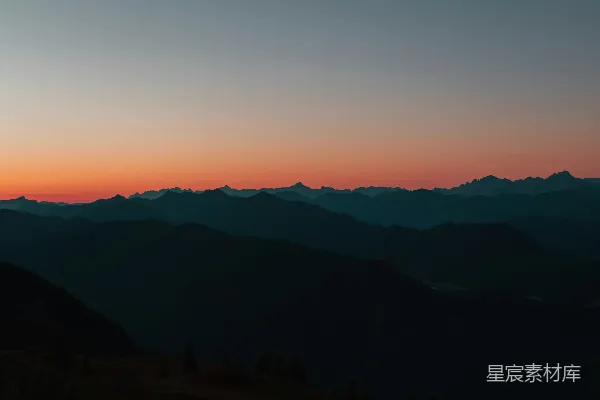 高清摄影 山顶上站立着一个人在夕阳西下时。