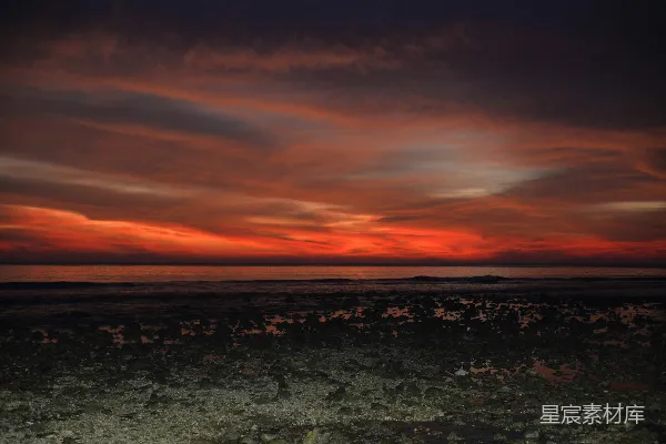 高清摄影 海边上红橙相间的夕阳