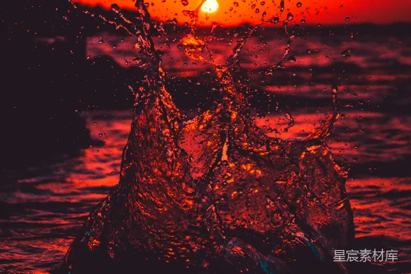 高清摄影 夕阳下黑岩上的水花溅起