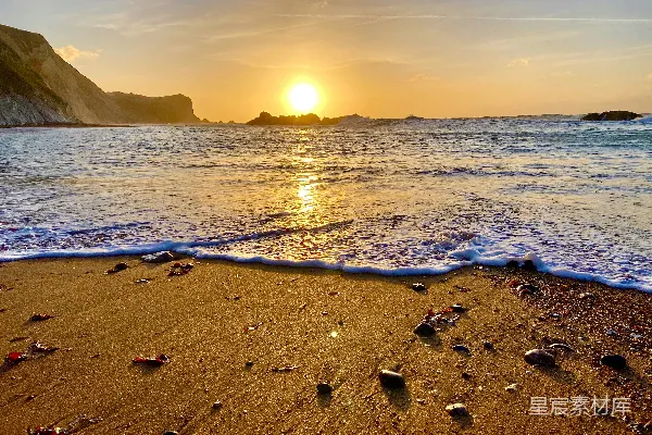 高清摄影 海滩上的夕阳落下水面