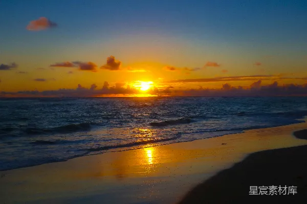 高清摄影 夕阳落下海面。