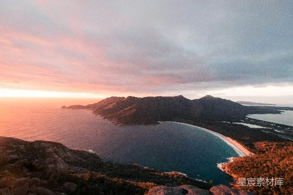 高清摄影 山顶俯瞰的海景与山色