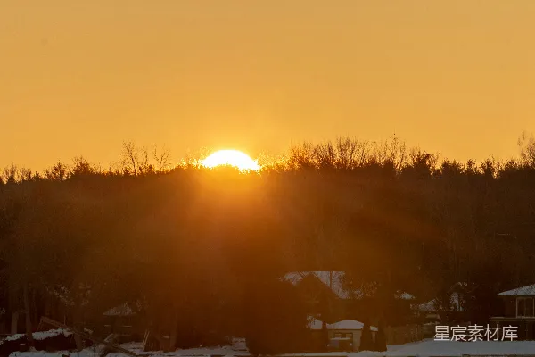 高清摄影 夕阳西下在一个小城镇上空