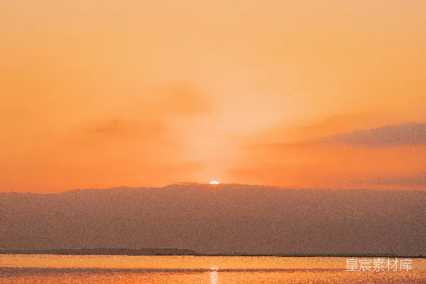 高清摄影 背景中有夕阳的大片水域