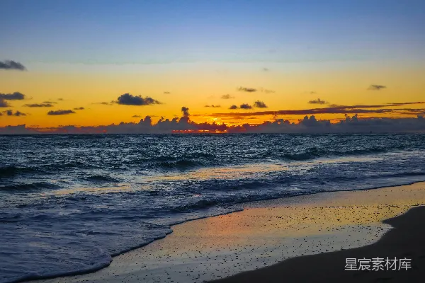 高清摄影 夕阳映照在海浪上。