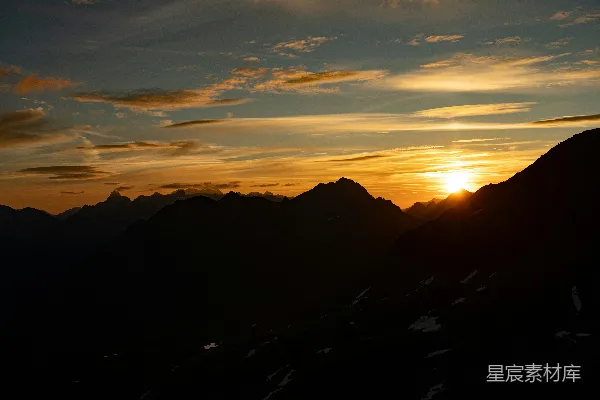 高清摄影 夕阳落下山峦之间
