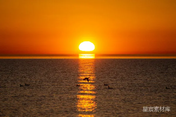 高清摄影 夕阳落下在一片水域之上