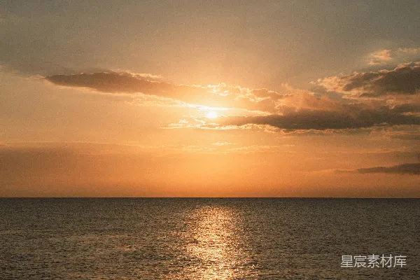 高清摄影 金色的夕阳映照平静的海洋水面。