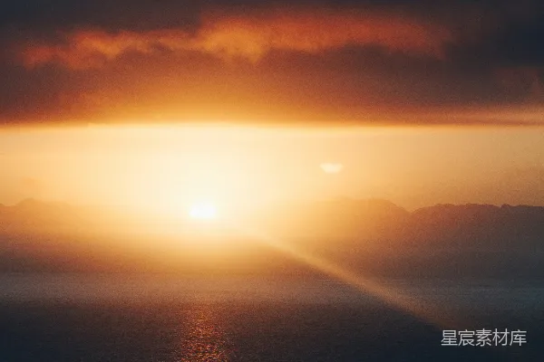 高清摄影 云遮夕阳时的水面