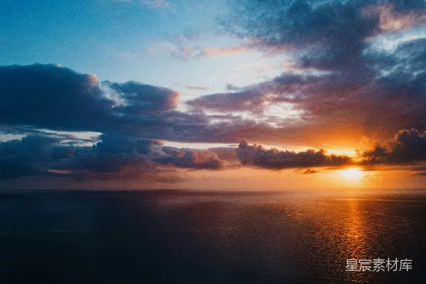 高清摄影 阴天里太阳正落向海洋。