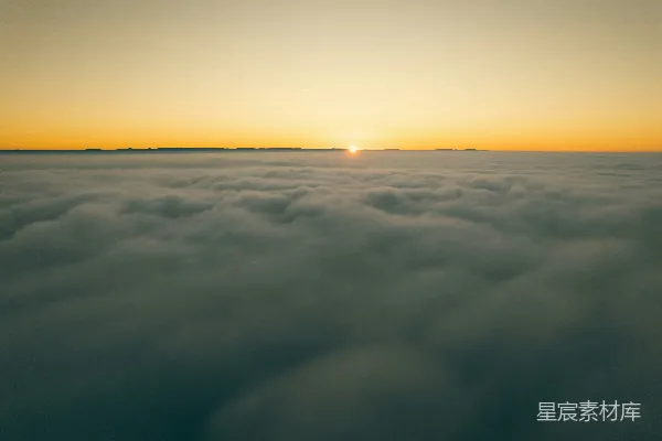 高清摄影 天边的太阳正在落下云层之上