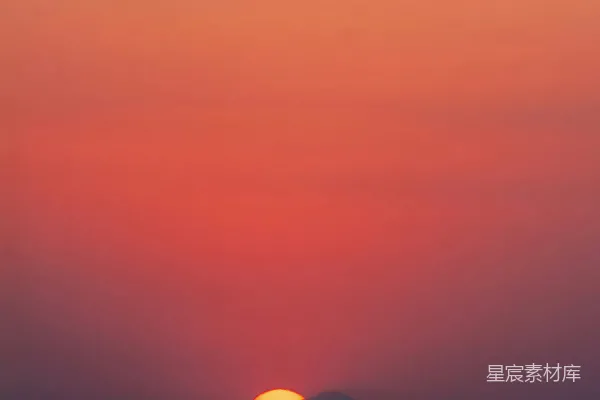 高清摄影 夕阳西下，落日余晖洒满大海。