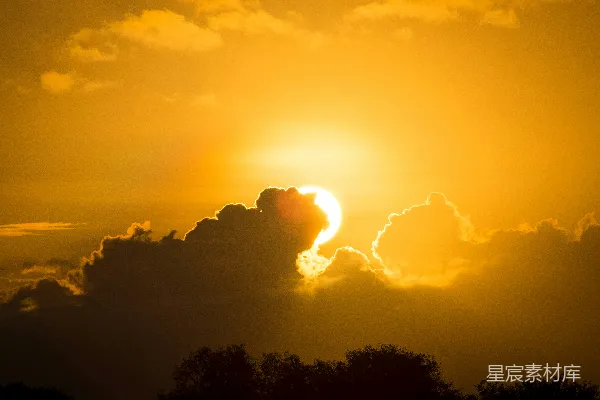 高清摄影 天空中的云层后面，太阳正在落下去。