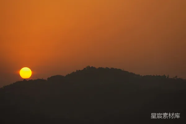 高清摄影 山坡上太阳正在落下， surrounded by trees。