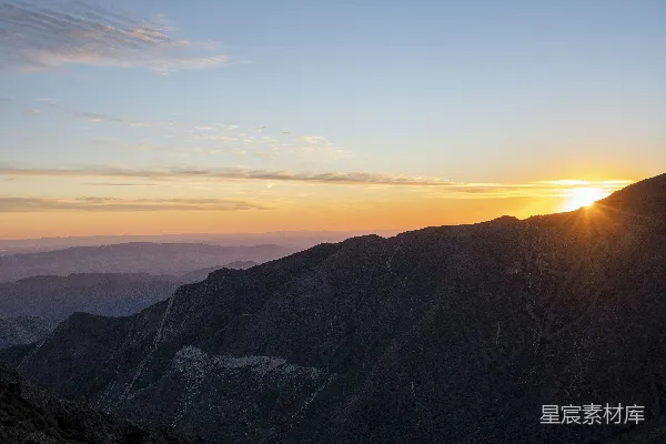 高清摄影 夕阳西下在一片山峦之间