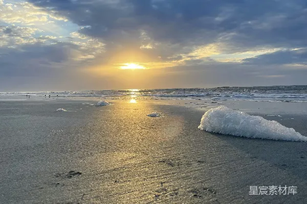 高清摄影 有波涛的海滩以及夕阳西下
