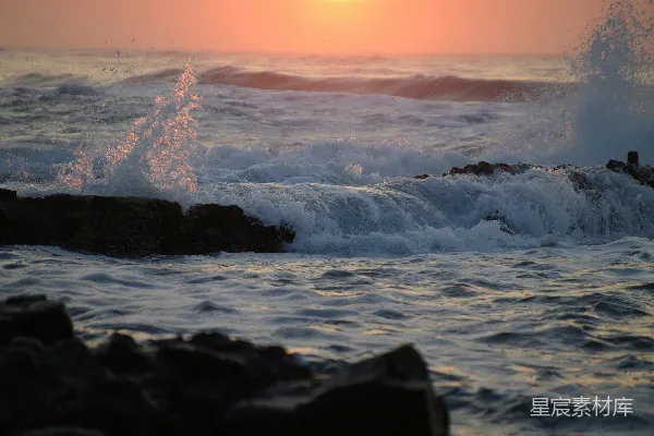 高清摄影 夕阳西下，洒落海浪之上