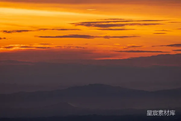 高清摄影 远处的山峦在夕阳的映照下渐渐隐没于天边。