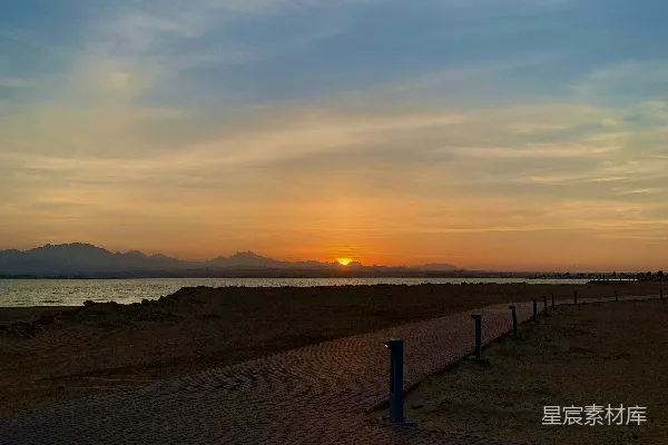 高清摄影 海滩上的太阳正在落水