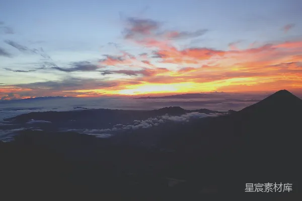高清摄影 夕阳下的山脉被云层覆盖的风景摄影