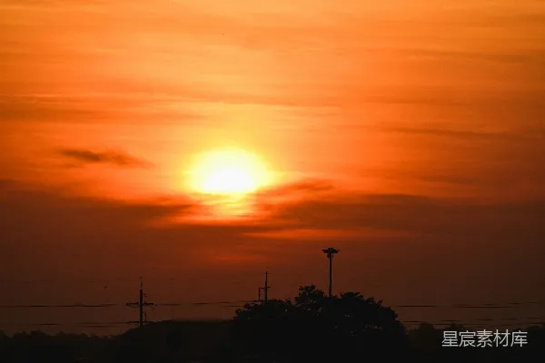 高清摄影 夕阳西下，城 horizon 边。