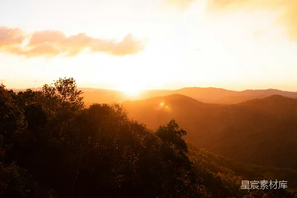 高清摄影 夕阳西下在一座山ranges之上