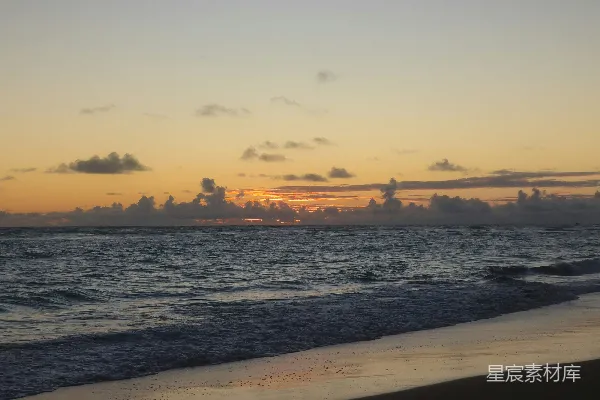 高清摄影 夕阳映照在平静的海面上。