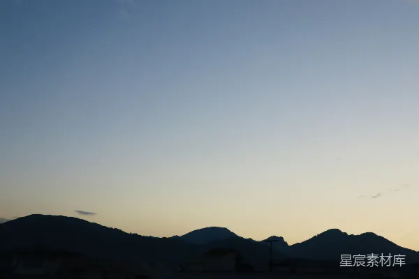 高清摄影 空中飞行的飞机背景是山脉。