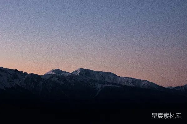 高清摄影 高空飞行的飞机掠过山峦。
