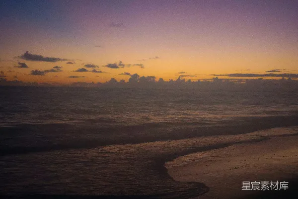 高清摄影 夕阳的色彩给一片宁静的大海涂上了颜色。