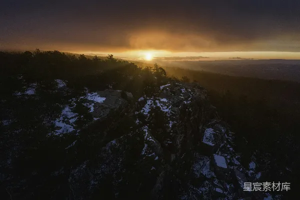 高清摄影 夕阳洒落于一座岩石山头