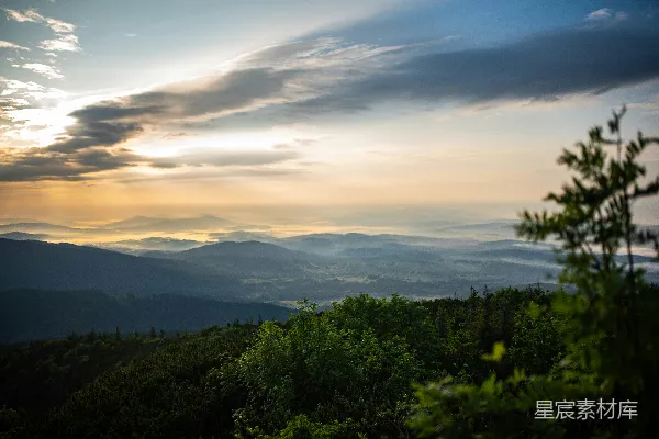 高清摄影 远处的山峦正落下夕阳。