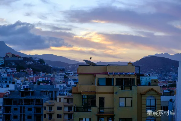 高清摄影 背景中有山的城市