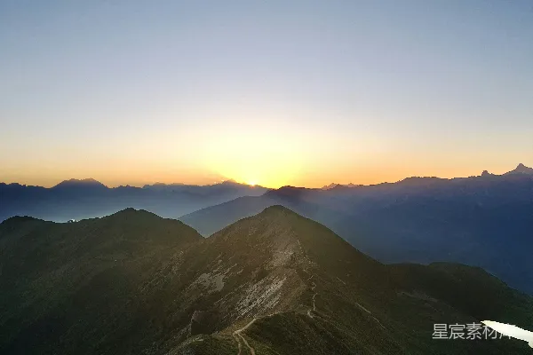 高清摄影 山峦之上夕阳西下