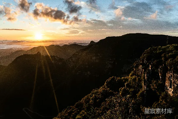 高清摄影 云中白天山的轮廓图象