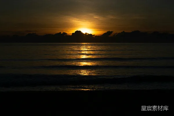 高清摄影 夕阳落下在一片水域之上