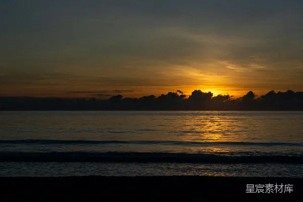 高清摄影 夕阳西下，海天相接处云霞绚烂。