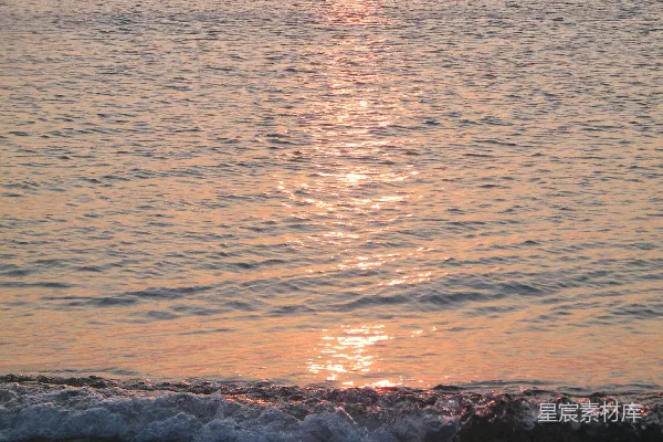 高清摄影 夕阳下海浪拍打着海岸