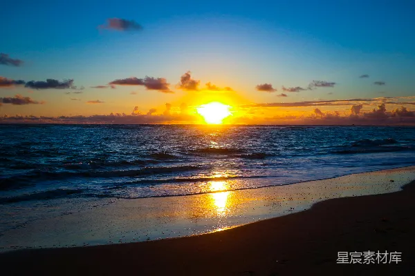 高清摄影 夕阳落入海平线。