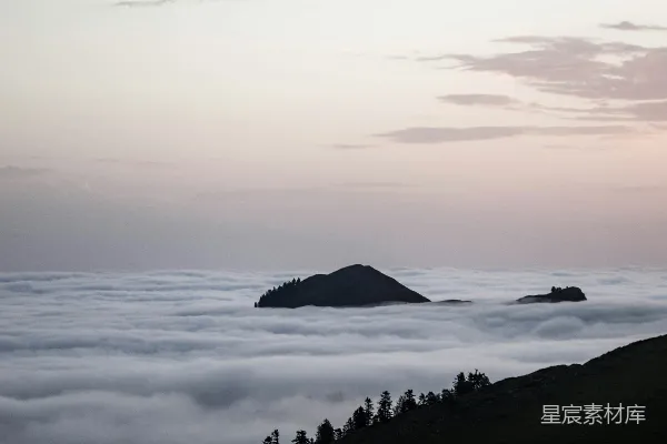 高清摄影 山在云中白天显现