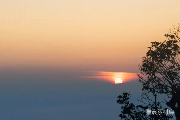 高清摄影 夕阳西下于地平线之上。