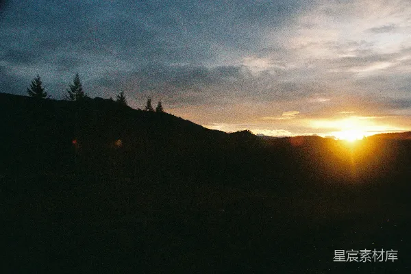 高清摄影 山峦之上夕阳西下