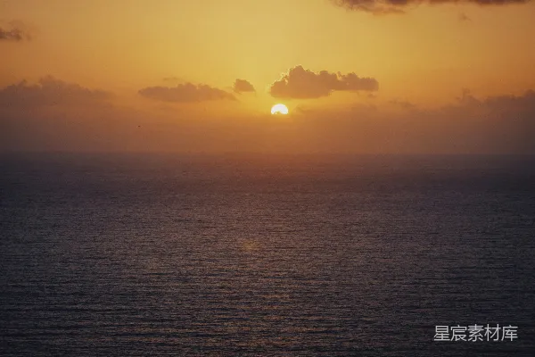 高清摄影 阴天里太阳正在海面上落下