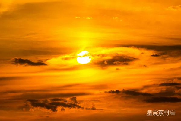 高清摄影 夕阳映照在云层之上